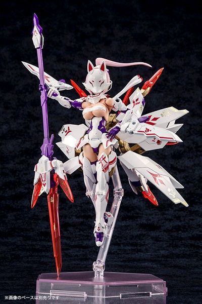 狐面と大ボリュームの武装を備えた