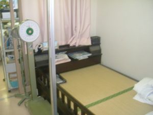 保健室ベッド