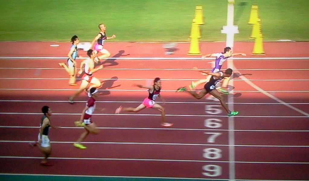 連載 100m競走を語ろう 明暗を分ける フィニッシュの 技 豊大先生流 陸上競技のミカタ