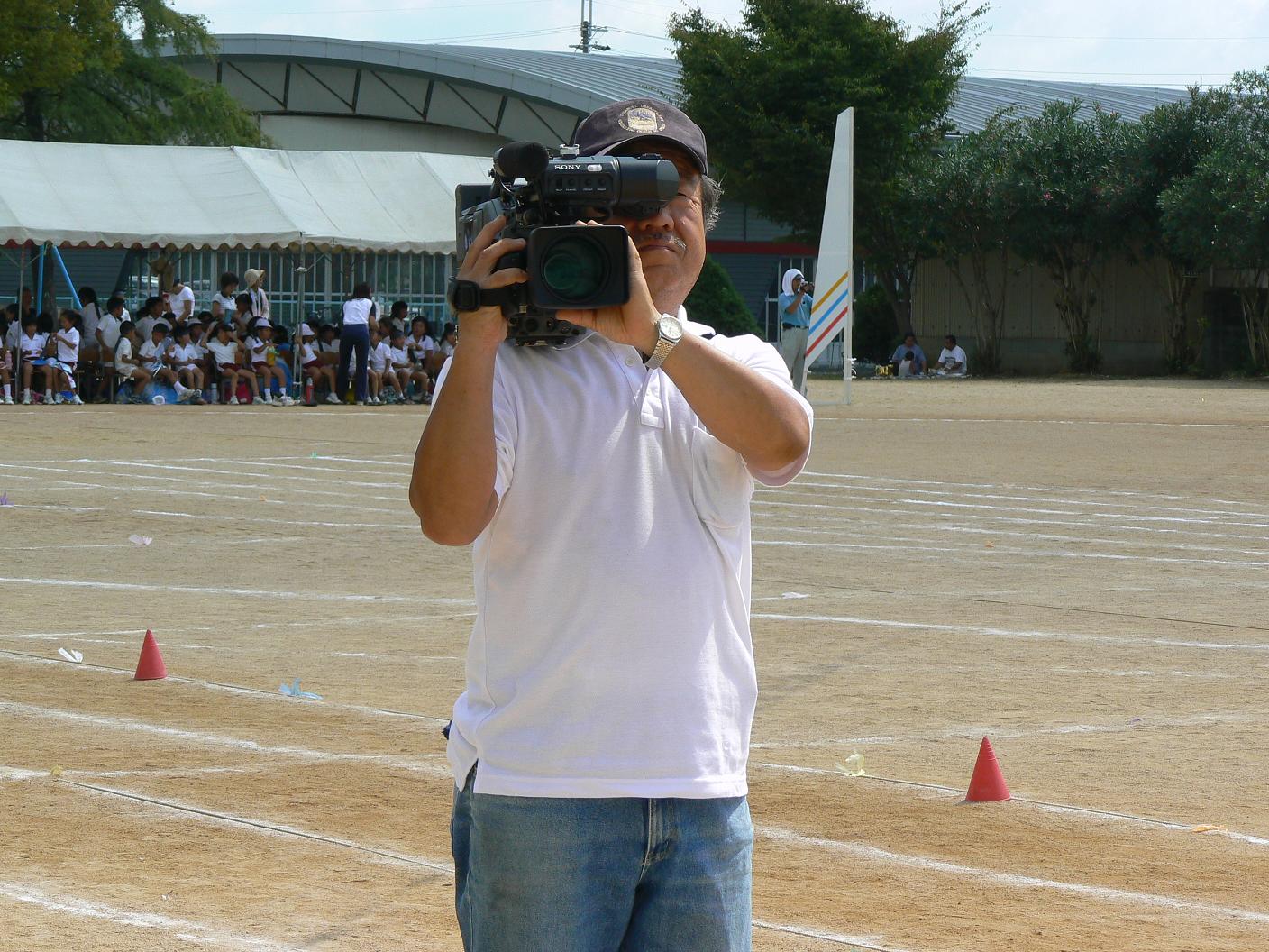 ビデオカメラを担ぐ 北条まちづくり協議会 北条の宿を行く