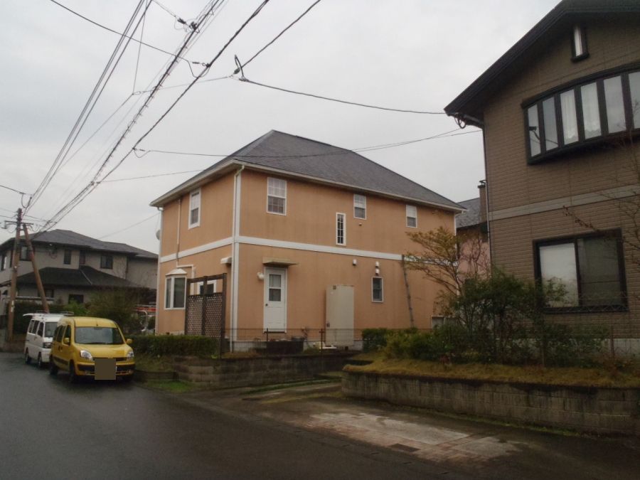 北側から見た塗替え前の住宅外観