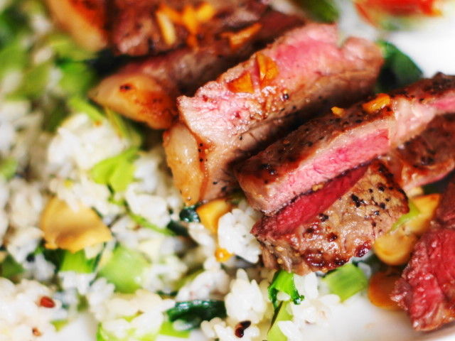 男子ごはん風ガーリックステーキwith小松菜とマッシュルームご飯 ほかともごはん