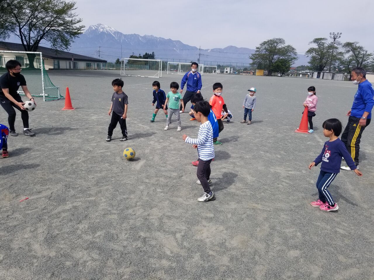 園児 幼児スクール 体験会 高根東小学校 北杜ufc少年団 園児 幼児スクール 体験会 高根東小学校 北杜ufc少年団
