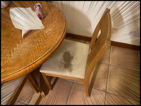 椅子にジュース