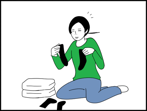 靴下見つめるホリー