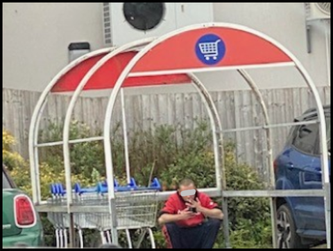 タバコ吸ってる男