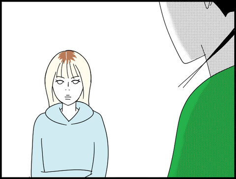 モモカを見つめるホリー