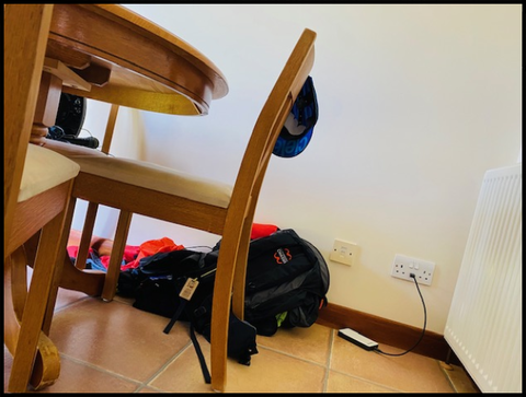 テーブル下の荷物