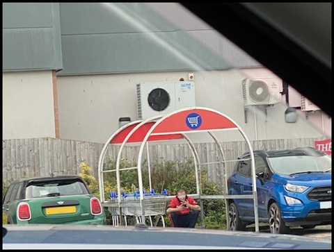 タバコ吸ってる男