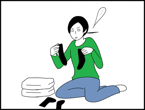 靴下見つめるホリー