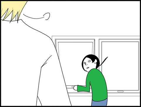 白目で旦那見るホリー