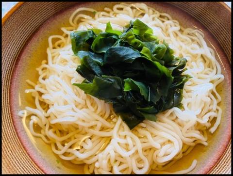 わかめ乗せ蒟蒻
