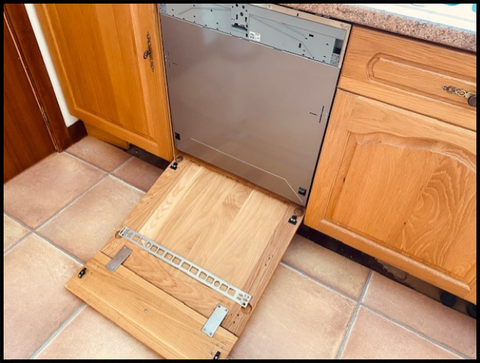 ドアが外れた食洗機