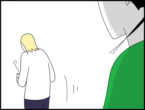 紅茶持って去る旦那を見つめる