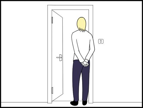 バスルームを見つめる旦那