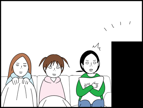 三人でテレビ見る