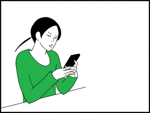 スマホ見て顔素のホリー