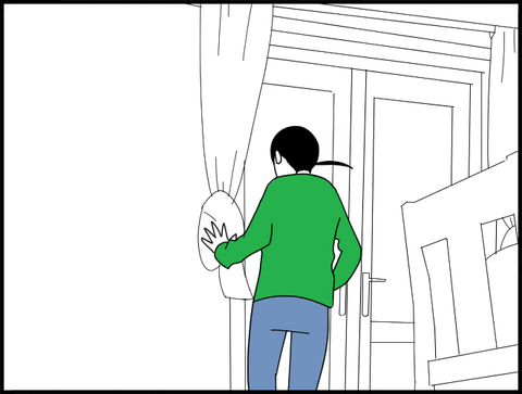 裏庭を見つめるホリさん