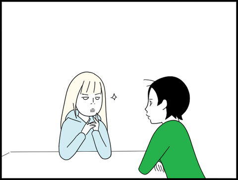 モモカと見つめ合うリビングで