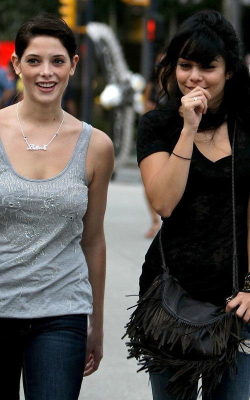 ヌード流出のヴァネッサ ハジェンズ Vanessa Hudgens とアシュリー グリーン Ashley Greene が揃ってお出掛け ハリウッドセレブゴシップ 最新海外芸能ニュースブログ