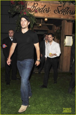 henry-cavill-bodo-schloss-nightclub-for-second-straight-night-01