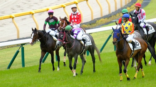 【画像】大江原比呂の初勝利を祝う美浦の騎手