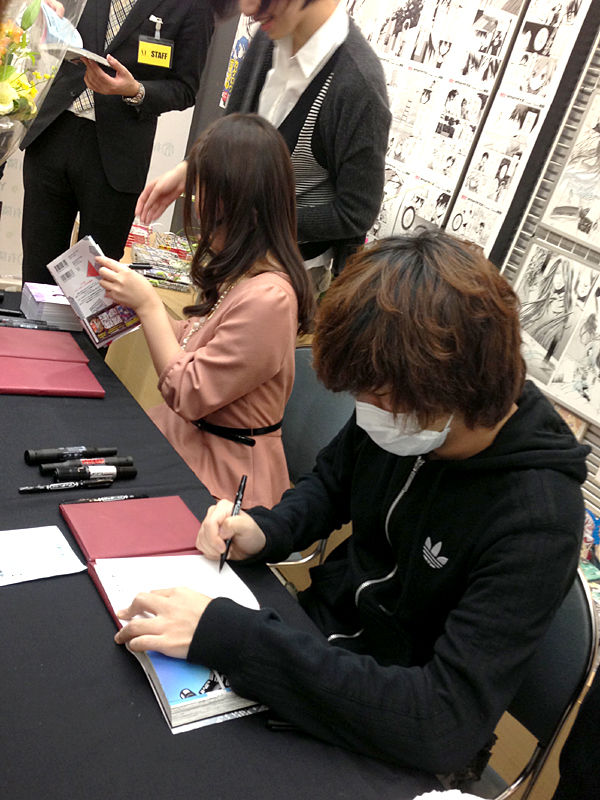 じん 自然の敵p 先生 佐藤まひろ先生 サイン会レポート インタビュー 本の泉 有隣堂