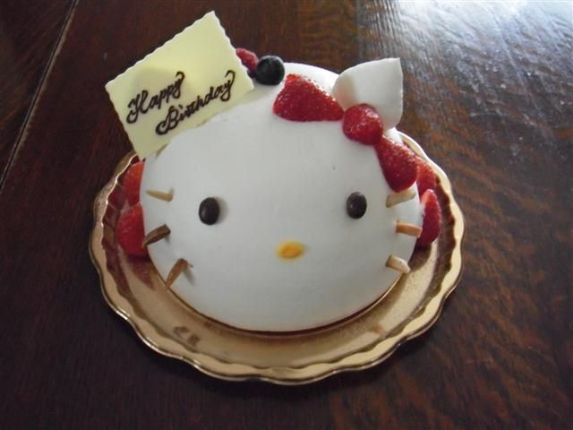 Happybirthday コサイのキティちゃんケーキとグラッパ バンビのお気に入り