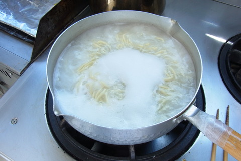 つけ麺を茹でる
