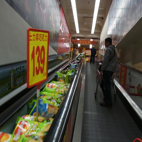 エレベーターの隙間も売場