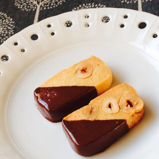 チョコレートディップのヘーゼルナッツクッキー　ムラヨシマサユキ