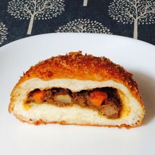 牛肉ごろごろ！濃旨カレーパン　ウオロク　新潟