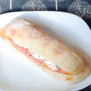 ハムとクリームチーズのフォカッチャサンド　パイボンネン