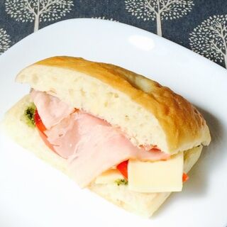 フォカッチャサンド トマト＆モッツァレラ セブン アルポルト