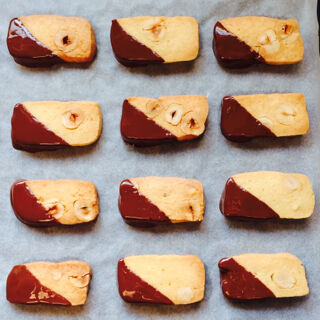 チョコレートディップのヘーゼルナッツクッキー ムラヨシマサユキ