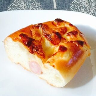 ３種のチーズウインナー　燕市　パン屋　パイボンネン