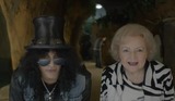 【音楽】スラッシュ、米ベテラン女優のベティ・ホワイトと動物園のCMに出演