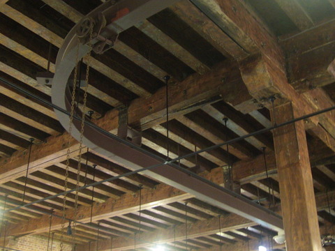 221   木型を鋳物工場へ牽引する懸垂式クレーンのレール