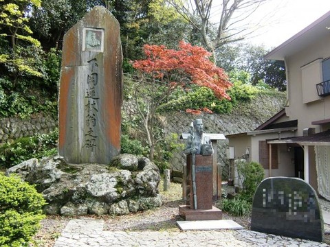 801   Monument_and_Statue_of_Shimooka_Renjō