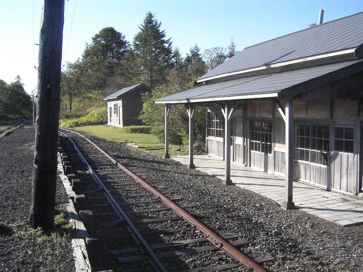 駅舎とレール