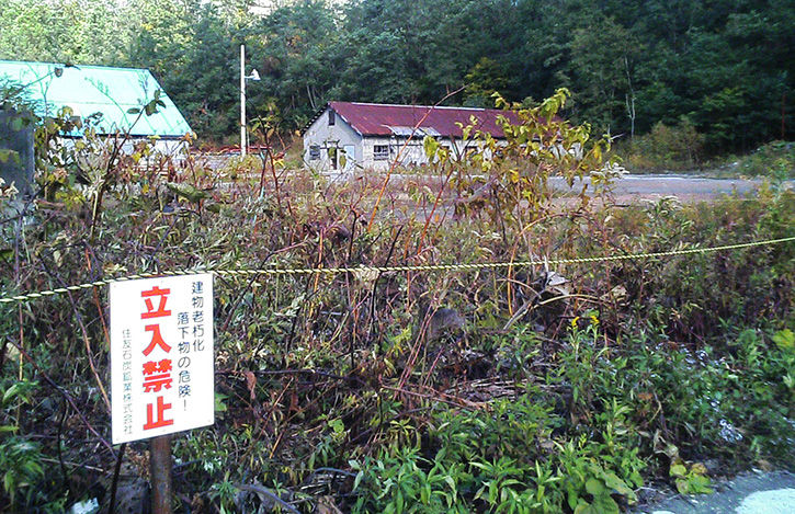 小屋手前