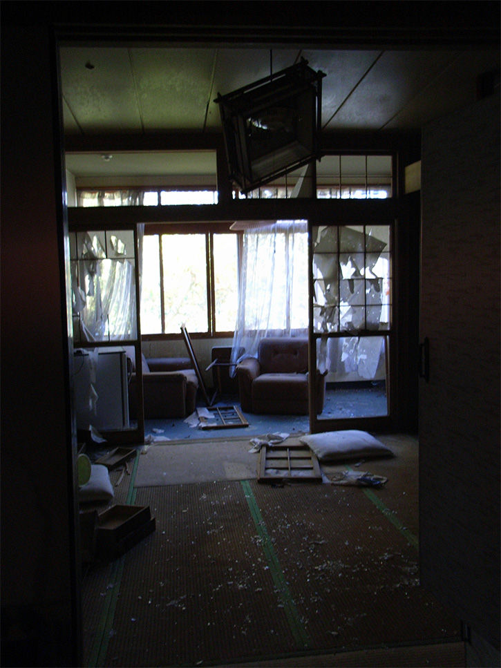 白鳥湖 荒れた部屋