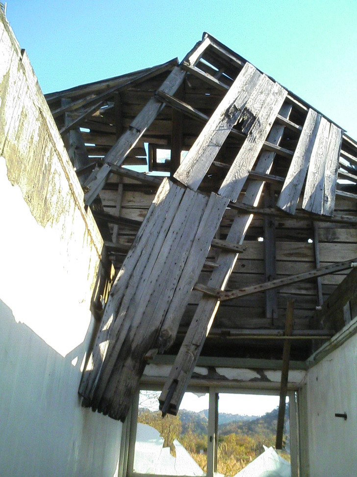 崩れた屋根
