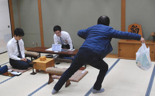 悲報 藤井聡太さんと対局前 堀口一史さんが謎の行動をとる異例のハプニングがwwww ほんわか速報