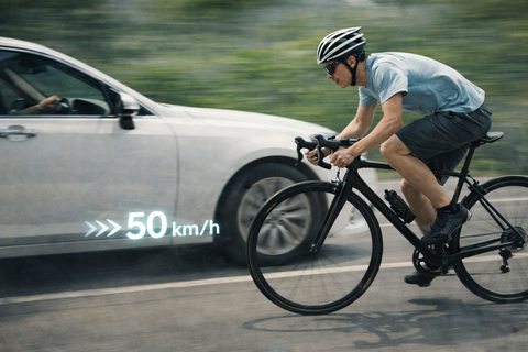 疾走する自転車