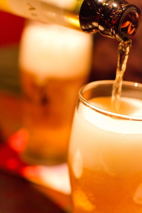 ビール大会の後、ビール会社の社長が連れだってバーに行った。