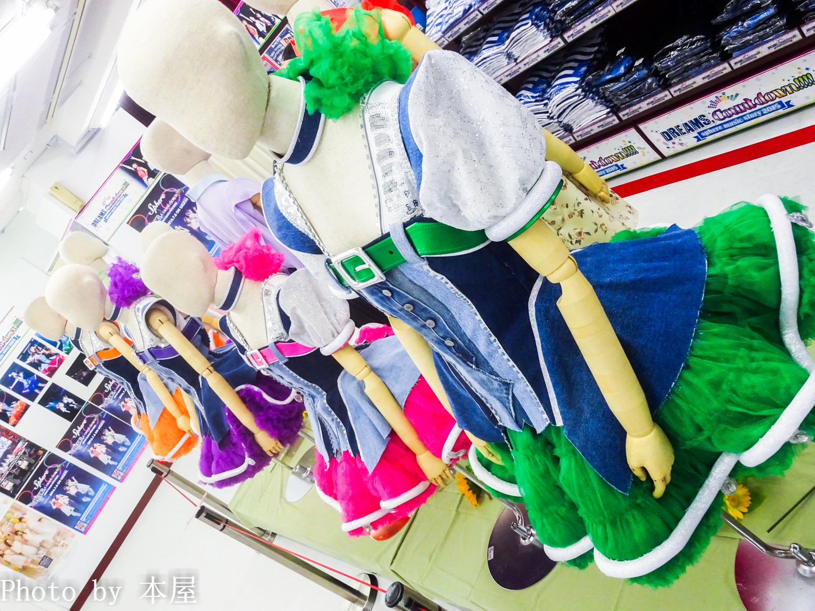 スフィア4人のライブ衣装が展示 スフィア Sphere Music Story 15 Dreams Count Down Live 展示会が開催 アキバな本屋 スフィア4人のライブ衣装が展示 スフィア Sphere Music Story 15 Dreams Count Down Live 展示会が開催 アキバな本屋