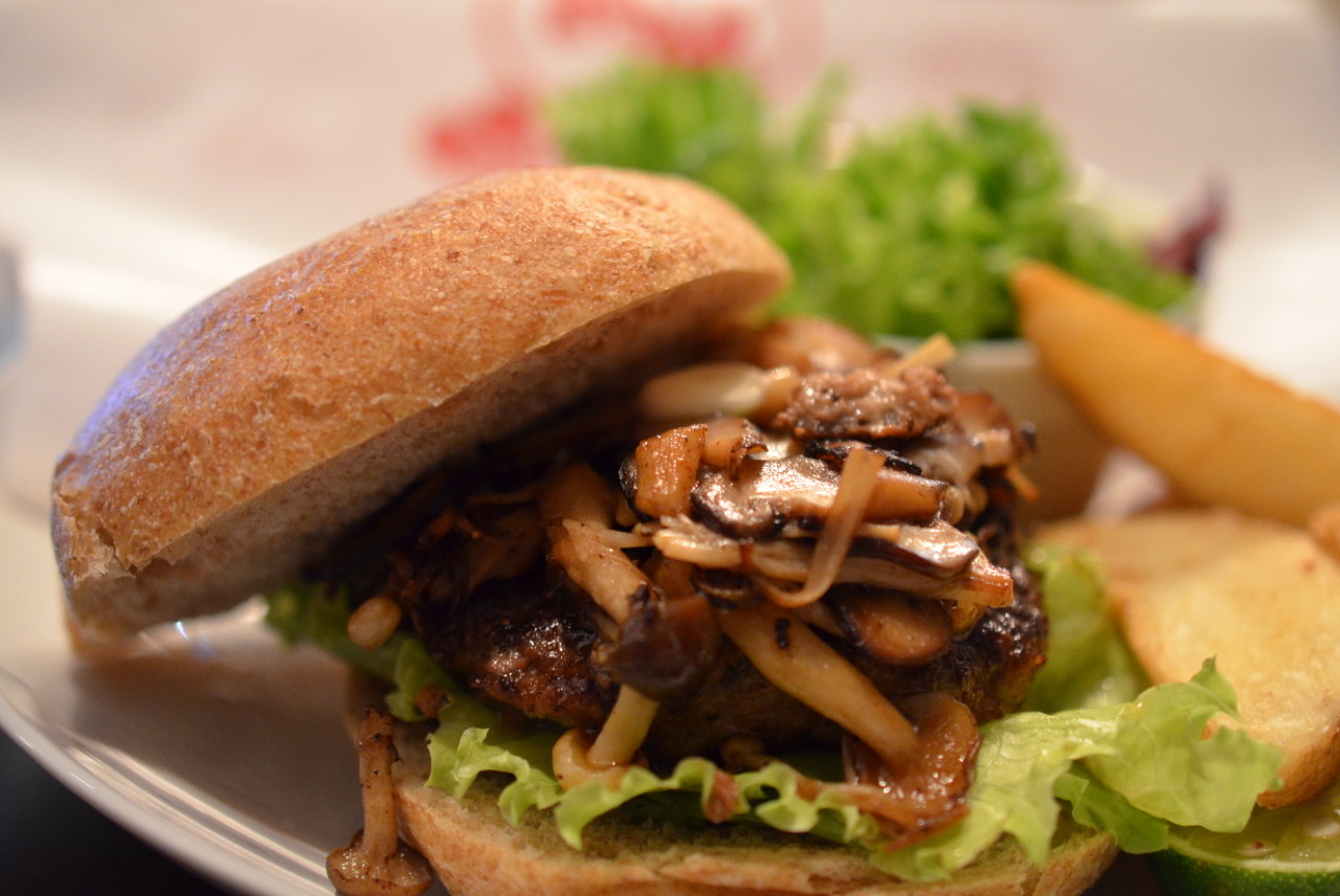 秋の味覚 Rmの新裏メニューにマツタケ いろいろきのこの和風ハンバーガー 登場 アキバな本屋