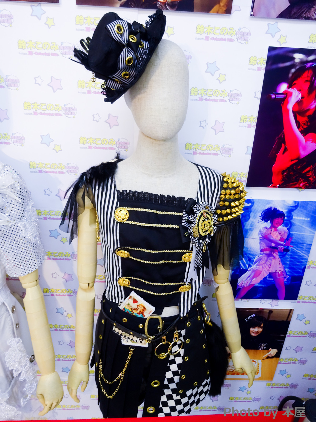 鈴木このみさん2ndアルバム 18 Colorful Gift の発売を記念した衣装 ミニパネル展がakihabaraゲーマーズ本店にて開催 アキバな本屋