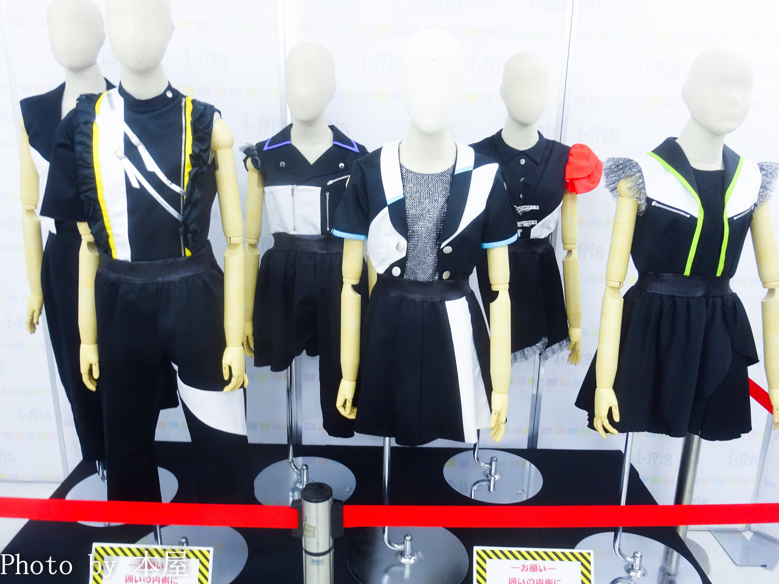 11月25日開催i Ris 4th Anniversary Live 日本武道館 を記念した衣装展が開催 アキバな本屋